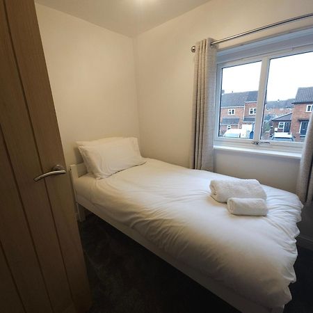 Modern 3 Bedroom Property With Free Driveway Parking By Shire Stays Shrewsbury Exterior photo