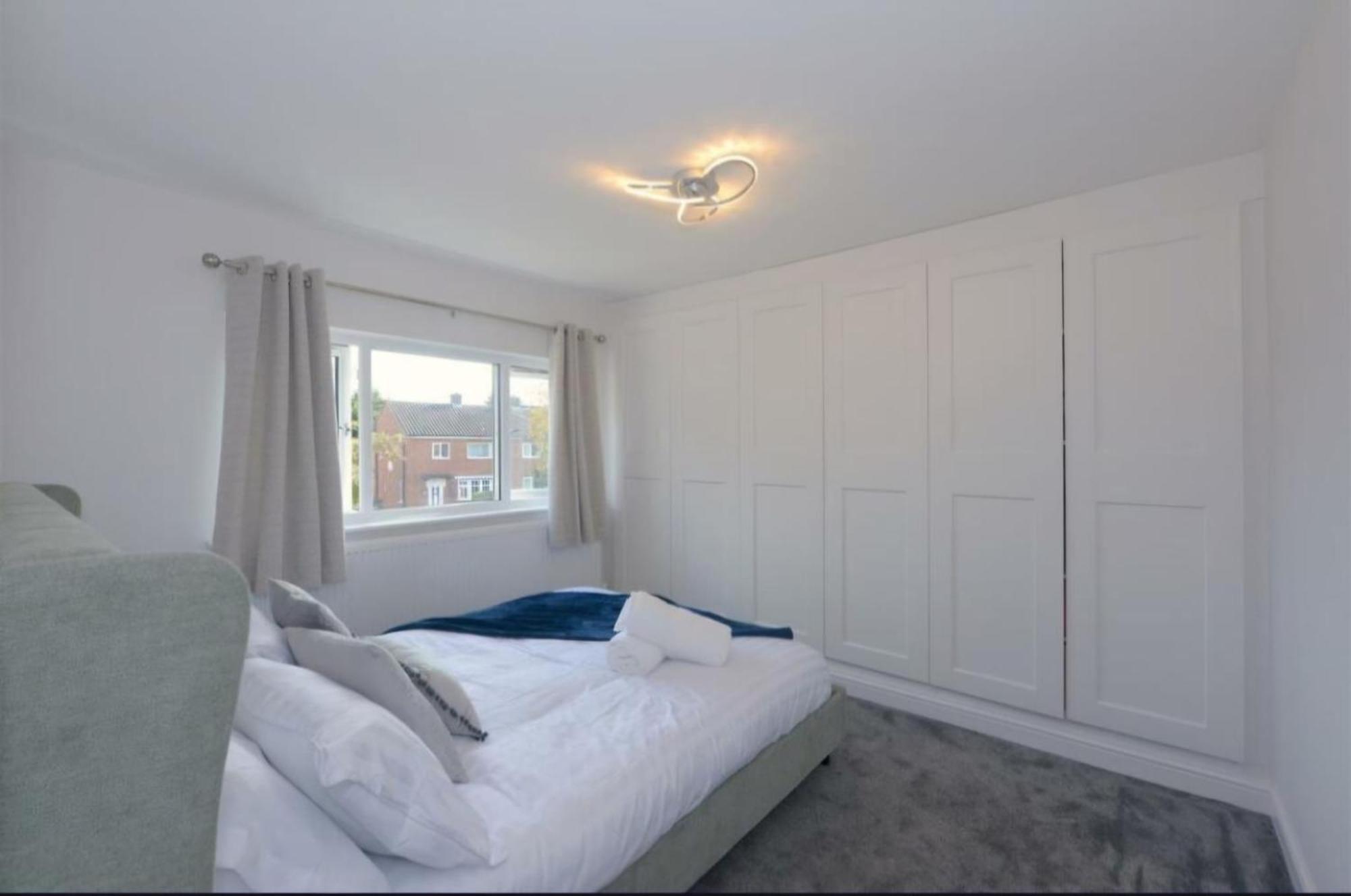Modern 3 Bedroom Property With Free Driveway Parking By Shire Stays Shrewsbury Exterior photo