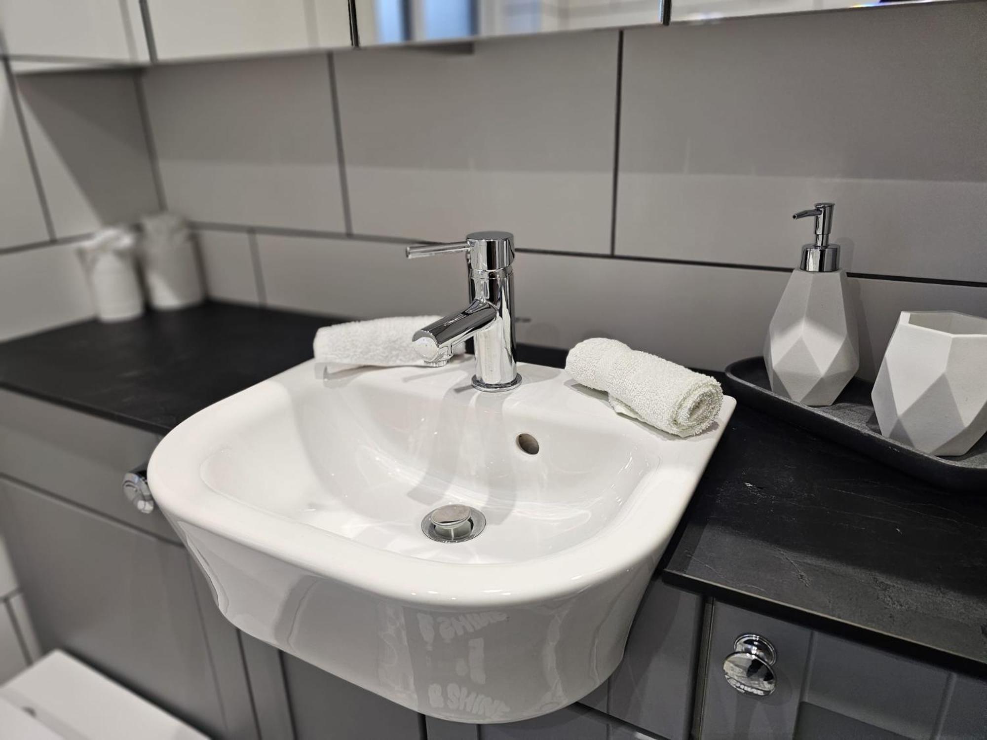Modern 3 Bedroom Property With Free Driveway Parking By Shire Stays Shrewsbury Exterior photo